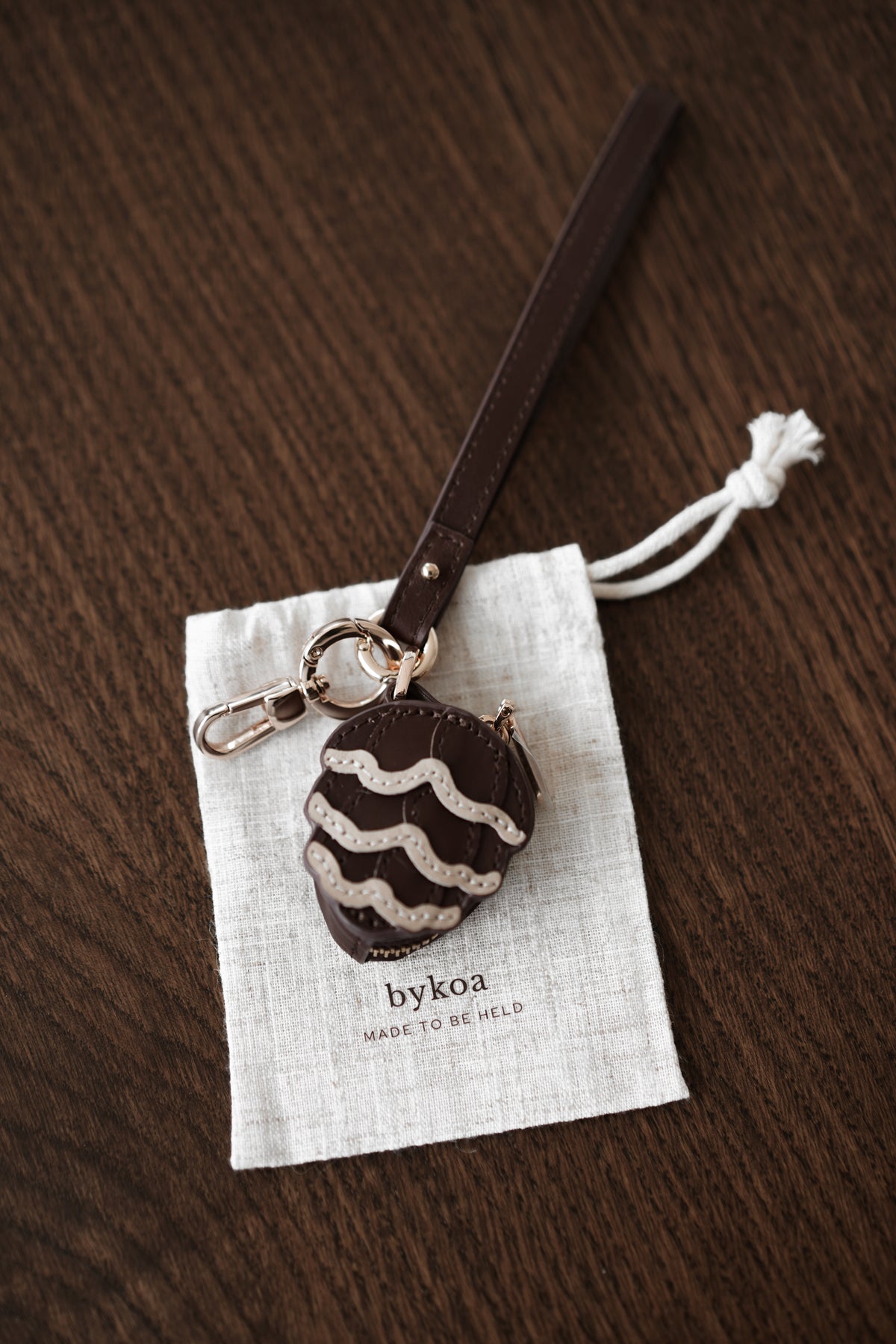 The Pinecone · 01 (w/strap)